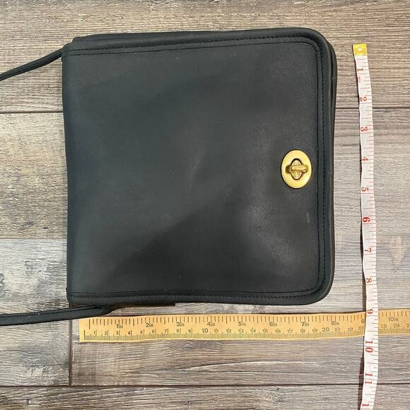 Vintage Coach Companion Compact Black Leather Flap Twist Lock Crossbody 1980s - Picture 15 of 16